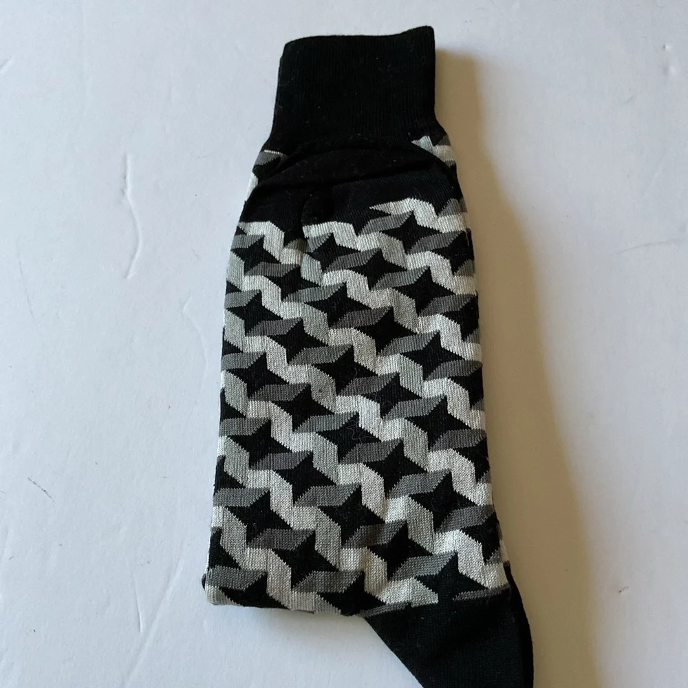 BUGATCHI MENS OPTICAL ILLUSION MERCERIZED COTTON SOCKS BLACK GRAY WHITE OS NWOT